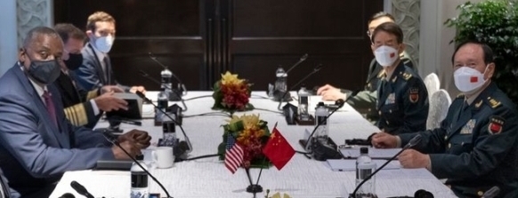 로이드 오스틴(왼쪽) 미국 국방장관과 웨이펑허 중국 국방부장(오른쪽)이 10일 싱가포르에서 열린 아시아안보회의(샹그릴라 대화)에서 양자 회담하는 모습. 오스틴 장관 트위터 캡처