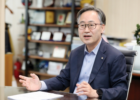 이번 6·1 지방선거에서 재선에 성공한 유성훈 서울 금천구청장이 지난 8일 금천구청 집무실에서 당선 소감과 민선 8기의 계획 등을 밝히고 있다. 금천구 제공