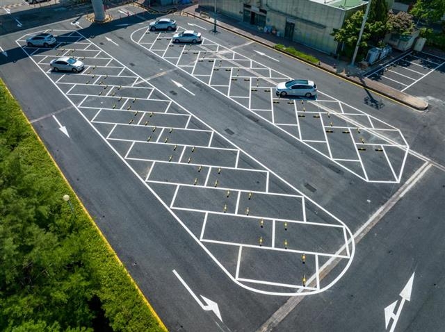 서울시가 송파구 신천유수지 공영주차장에 조성한 ‘ㅅ’(시옷)자 형 주차장. 주차장 구획선이 사선 형태로 돼 있다. 서울시 제공
