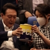 尹대통령 부부, 팝콘 나눠 먹으며…메가박스서 영화 ‘브로커’ 관람