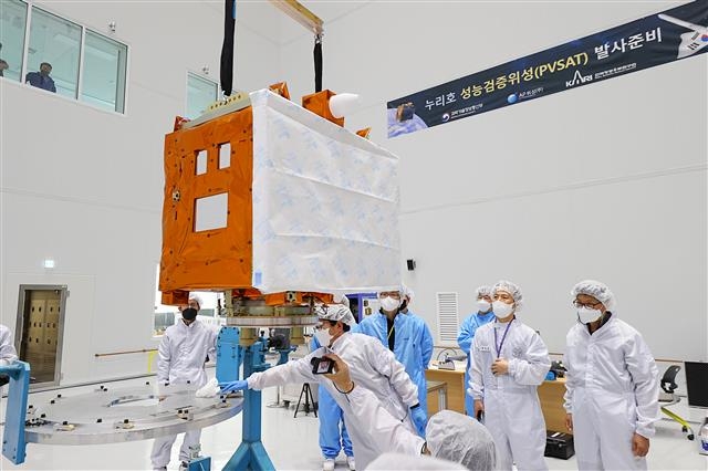 지난 6일 전남 고흥 나로우주센터 위성준비동에서 연구진이 누리호에 탑재될 성능검증위성을 옮기고 있다. 한국항공우주연구원 제공