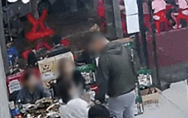 한 남성이 앉아 있는 여성에게 접근해 등과 얼굴을 만지려 하자, 여성이 뿌리치고 있다. 웨이보 캡처