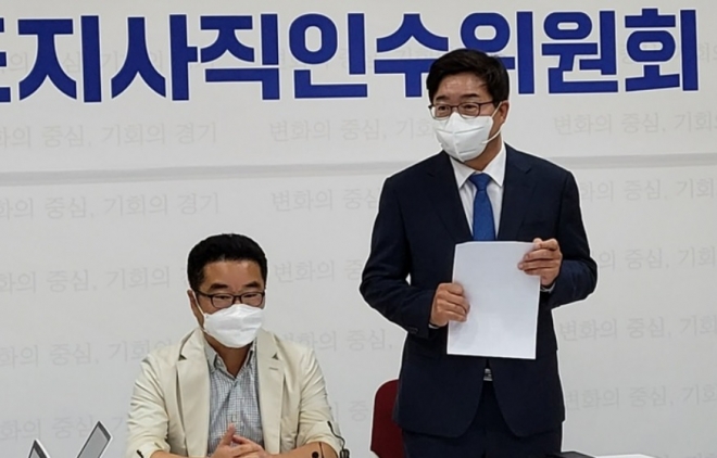 염태영 공동위원장이 13일 오전 경기도인재개발원 인수위 브리핑룸에서 기자간담회에서 앞으로 활동에 대한 구상 등을 말하고 있다. 