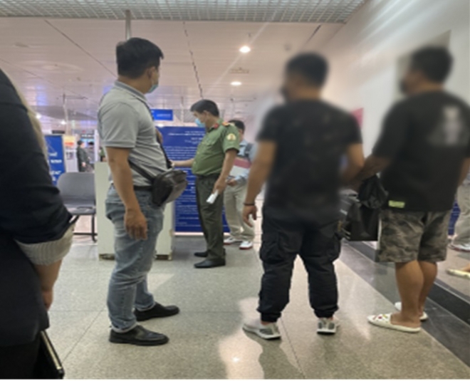 베트남 호치민 공항에서 신병인계를 위한 출국절차를 진행하고 있는 모습. 