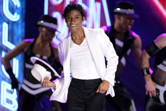 뮤지컬 ‘MJ’에서 마이클 잭슨을 연기해 남우주연상을 받은 마일스 프로스트가 12일(현지시간) 뉴욕 라디오시티 뮤직홀에서 열린 제75회 토니상 시상식에서 공연을 하고 있다. AP 연합뉴스