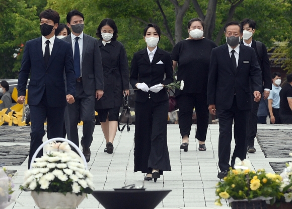 윤석열 대통령 부인 김건희(가운데) 여사가 13일 경남 김해 봉하마을의 노무현 전 대통령 추모비를 찾아 분향하기 위해 단상으로 향하고 있다. 이후 김 여사는 권양숙 여사를 예방했다. 김해 박지환 기자