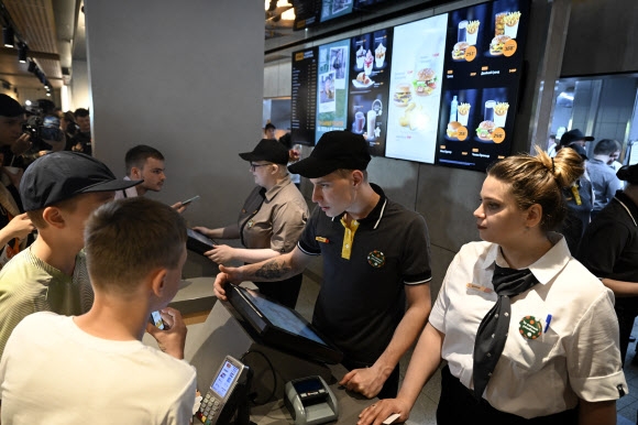 맥도날드 빈자리 채운 러시아 ‘애국 버거’