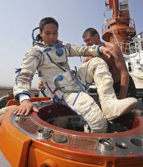 2007년 7월 우크라이나 흑해도시 세바스토폴에서 우주선 착수(着水) 훈련을 받고 있는 고씨. 서울신문DB