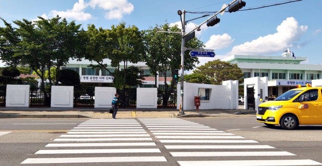 충주시가 노인 등 교통약자의 안전한 횡단보도 보행을 위해 설치한 ‘횡단보도 보행신호 자동 연장시스템’. 충주시 제공
