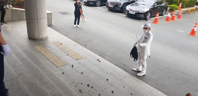 오천도 애국국민운동대연합 대표가 14일 오전 충북도의회 현관 앞에서 의원들의 몽골 방문을 비난하며 오물을 뿌리고 있다. 남인우 기자.