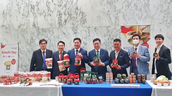 지난 2월 17일 미국 뉴욕주의회 김치의 날 제정 기념 김치 홍보행사에 참석한 김춘진(사진 왼쪽에서 네번째) aT사장. aT 제공