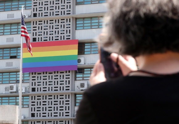 6월 성소수자 인권의 달 ‘프라이드 먼스’를 맞아 서울 광화문 주한 미국대사관 외벽에 무지개 깃발이 내걸렸다. 뉴시스
