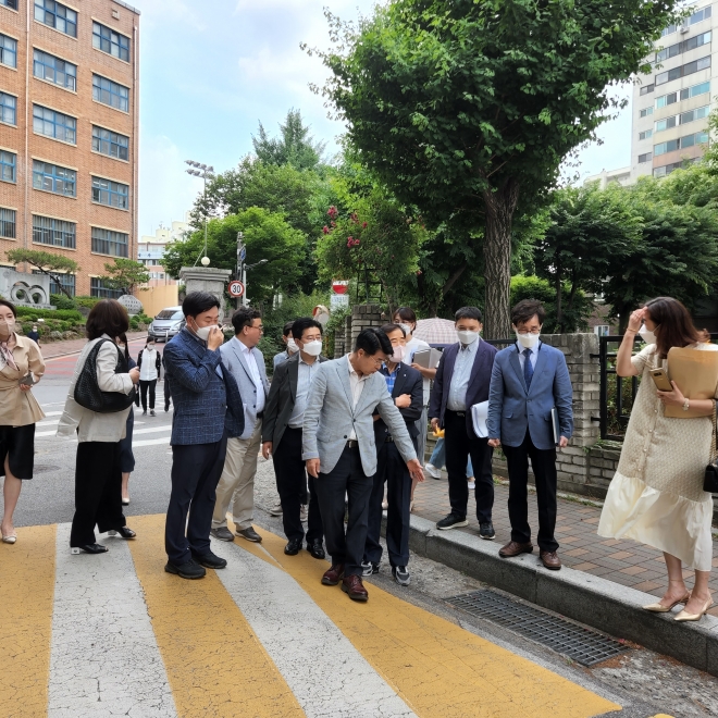 서강석 서울 송파구청장 당선인이 오금동 보인중 통학로를 둘러보고 있다. 서 당선인 인수위 제공.