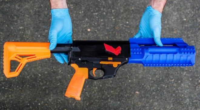 서호주 경찰이 압수한 플라스틱 총. 18세 남성이 집에 있는 3D 프린터를 이용해 만든 이 반자동 소총은 한번에 15발의 총알이 발사된다. 경찰은 피의자를 무면허 총기 제조 및 금지 무기 소지 등의 혐의로 기소했다. 호주는 민간인의 공격용 자동소총 소유를 금지하고 있다. 2022.6.14  현지 매체 퍼스나우(PerthNow) 홈페이지 캡처