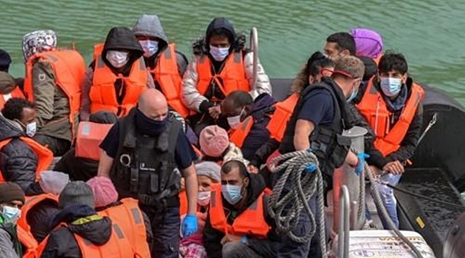 영불해협을 건너오는 난민 신청자들의 모습이다. EPA연합뉴스DB