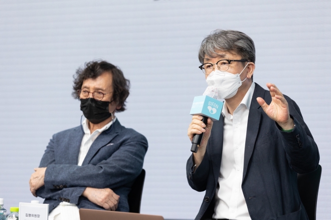 신철 집행위원장이 14일 기자회견에서 기자들의 질문에 답하고 있다. 부천시 제공