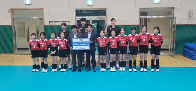 한국전력 빅스톰 남자프로배구단은 15일 홍천종합체육관에서 배구 꿈나무를 대상으로 한 ‘일일 배구교실’을 개최했다. 한전 제공