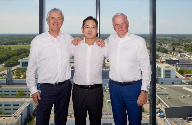 이재용(가운데) 삼성전자 부회장이 지난 7월 14일(현지시간) 네덜란드 에인트호번 ASML 본사에서 피터 베닝크 ASML CEO(왼쪽), 마틴 반 덴 브링크 ASML CTO(오른쪽)와 기념촬영을 하고 있다. 삼성전자 제공