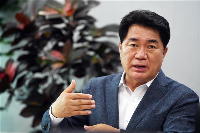 제8회 전국동시지방선거에서 재선에 성공한 박준희 관악구청장이 지난 10일 관악구청 집무실에서 서울신문과 인터뷰하며 민선 8기 구상을 밝히고 있다.  박윤슬 기자