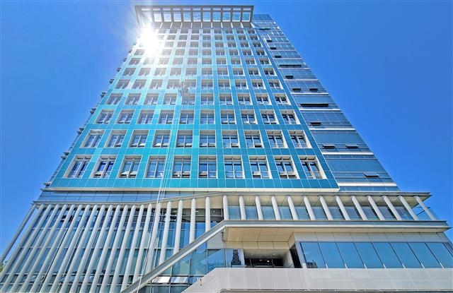 서울 도봉구가 구청사 남측 외벽 전면에 설치한 건물 일체형 태양광의 모습. 도봉구 제공