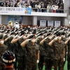 충성! 가족들 앞에서 거수 경레