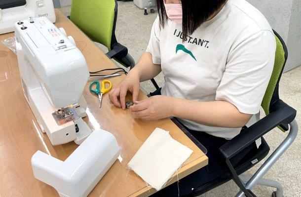 행복한쓰임 협동조합에서 한 조합원이 버려지는 옷을 다시 디자인해 앞치마 제품을 제작하고 있다. 행복한쓰임 협동조합 제공