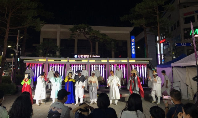 ▲ 하회별신굿탈놀이 야간 상설공연이 오는 9월까지 안동 문화의거리에서 열린다. 안동시 제공