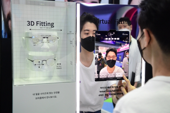 16일  서울 강남구 코엑스에서 열린 스타트업박람회인 ‘넥스트라이즈 2022 서울’ 에서 한 스타트업기업 직원이 3D로 얼굴형태를 분석해 안경을 시착할 수 있는 기기시연을 하고 있다. 2022. 6. 16 정연호 기자