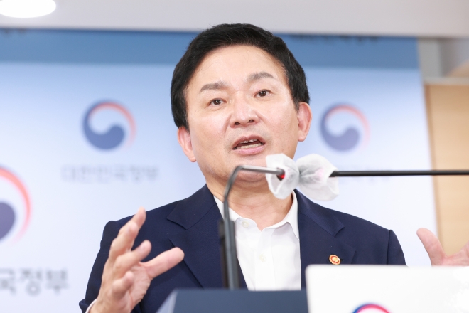 원희룡 국토부 장관이 16일 정부서울청사에서 화물연대파업 타결 결과를 설명하고 있다.