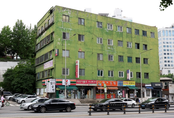 일제강점기인 1937년(서울시 건축물대장 기준) 준공된 국내 최고령 아파트인 ‘충정아파트’가 철거된다. 지난 15일 열린 서울시 제7차 도시계획위원회에서 이런 내용이 담긴 마포로5구역 정비계획안이 가결됐다. 연합뉴스