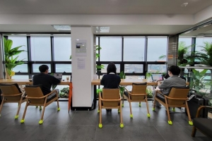 노트북에서 눈 떼면 파란 제주 바다 ‘워케이션’ 성지 될 세화리 ‘질그랭이’