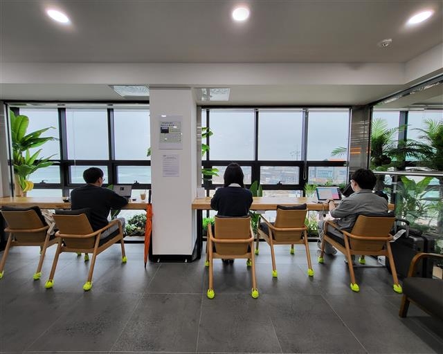 제주시 구좌읍 세화리 바닷가 마을 주민들이 마을종합복지타운이었던 곳을 리모델링해 ‘워케이션’ 공간으로 변신시켰다. 제주관광공사 제공