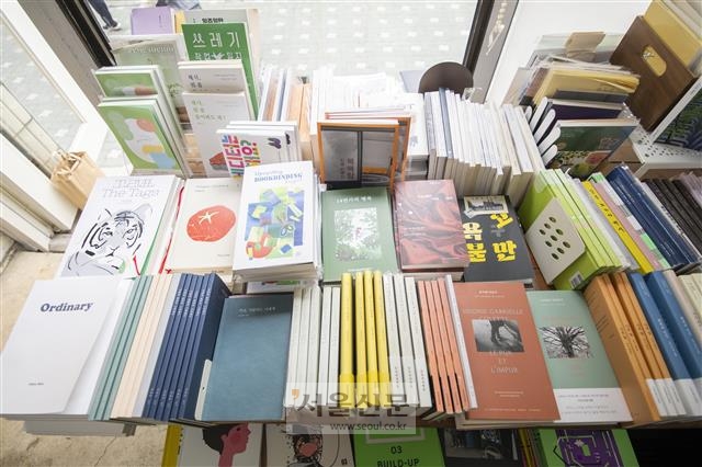 독립출판물을 취급하는 독립서점은 최근 6년 사이 8배가 늘었다. 사진은 서울 마포구에 있는 독립서점 ‘헬로인디북스’ 매대에 놓인 독립출판 서적들. 류재민 기자
