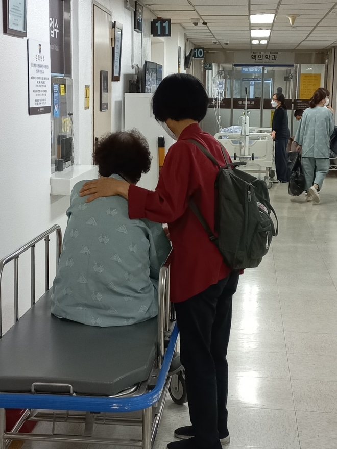 한 시민이 서울시 ‘1인가구 병원 안심동행 서비스’를 이용하고 있다. 서울시 제공