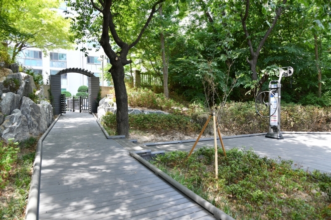 서울 노원구가 원자력병원 임야에 산책로와 쉼터를 만들었다. 노원구 제공