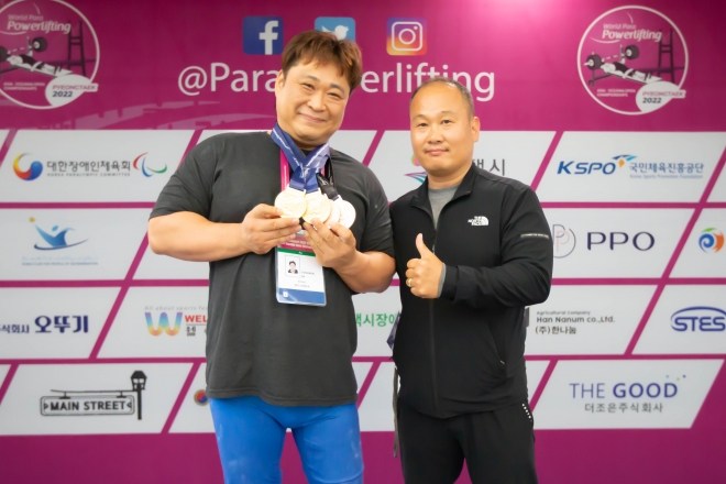 평택시청 소속 나용원(사진 왼쪽) 선수가 남자 97㎏급에 출전하여 베스트 부문 3위, 토털 부문 1위로 금메달 1개와 동메달 1개를 획득한 후 코치와 함께 기념사진을 찍고 있다. 평택시 제공