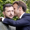 마크롱·젤렌스키 ‘어색한 포옹’… 英매체 “프랑스 친러 성향 역사 깊어”