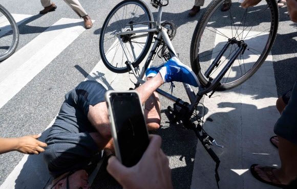 조 바이든 미국 대통령이 18일 델라웨어주 개인 별장 근처에서 자전거를 타던 중 넘어졌다. AFP연합뉴스