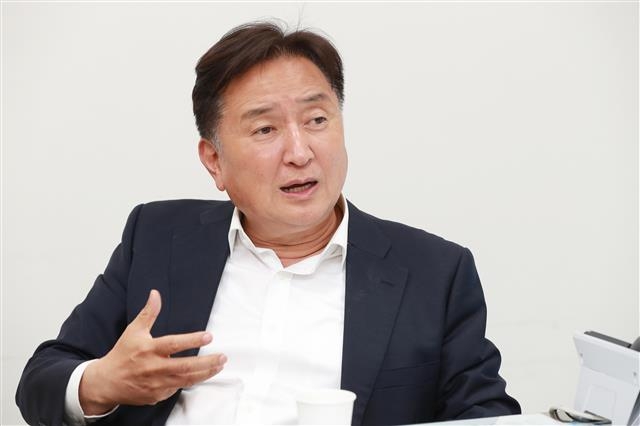 김영환 충북지사 당선인이 19일 서울신문과 인터뷰를 하며 충북도정의 밑그림을 설명하고 있다. 충북도 제공