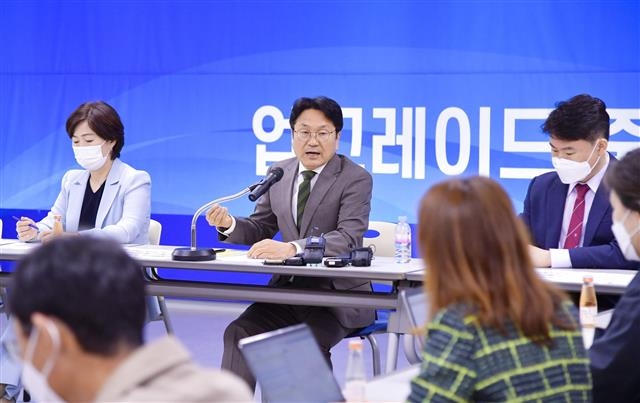 강기정 광주시장 당선인이 지난 15일 광주도시공사에 마련된 인수위 사무실에서 ‘5+1’ 지역 현안사업에 대한 입장을 설명하고 있다. 광주시 제공