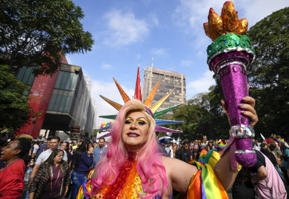 자유의 여신상 포즈 19일(현지시간) 상파울루 시내 중심가인 파울리스타 대로에서 동성애 축제가 열렸다.AP연합뉴스