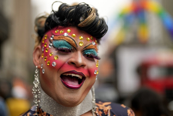 화려한 분장 19일(현지시간) 상파울루 시내 중심가인 파울리스타 대로에서 동성애 축제가 열렸다. AP연합뉴스