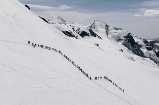 이시영을 비롯한 여성 산악인은 이번 산악 등정에서 인간 띠 세우기 최고 기록을 세웠다. 스위스관광청 제공 