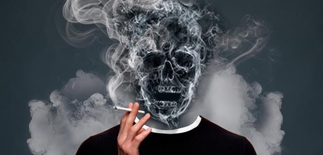 해골이 담배를 피우는 사진