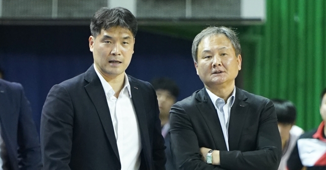 사진은 2019년 당시 울산 현대모비스 유재학(오른쪽) 감독과 조동현 수석 코치의 모습. KBL 제공