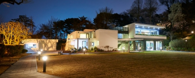 경기 수원시 팔달구 화서동에 위치한 경기지사 공관. 1967년에 건축된 지상 2층 규모의 단독주택이다. 경기도 제공