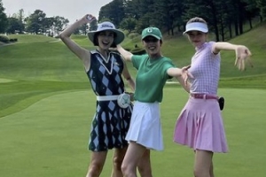 다리 길이 실화?…손담비, 이현이·서하얀과 여신 포즈