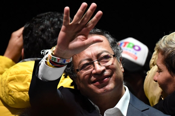 콜롬비아의 첫 좌파 대통령에 당선된 구스타보 페트로 후보가 19일(현지시간) 수도 보고타에서 좌파연합 지지자들을 향해 손을 흔들고 있다.  보고타 AFP 연합뉴스
