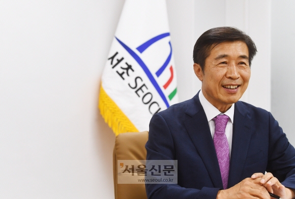 전성수 서울 서초구청장 당선인이 지난 13일 서초문화예술회관에서 서울신문과 인터뷰를 하면서 경부고속도로 지하화 등 주요 공약에 대한 구상을 밝히고 있다. 안주영 전문기자