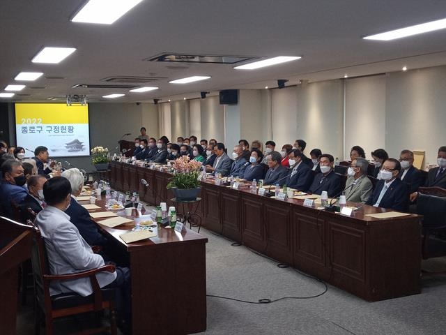 지난 16일 종로구청 기획상황실에서 열린 민선8기 종로구청장직 인수위원회 자문위원 위촉식. 종로구 제공.  